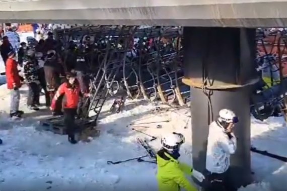22일 오후 경기 포천 베어스타운 리프트가 역주행하는 사고가 발생했다. 이번 사고로 리프트에서 자력으로 탈출하거나 떨어지는 등 50여명의 부상자가 발생한 것으로 알려졌다. 또한 리프트가 멈춰 수십여명이 1시간여 동안 공중 리프트에 고립됐던 것으로 전해졌다. 사진은 이날 사고 당시 모습.(SNS 캡처) 2022.1.22/뉴스1 © News1 민경석 기자