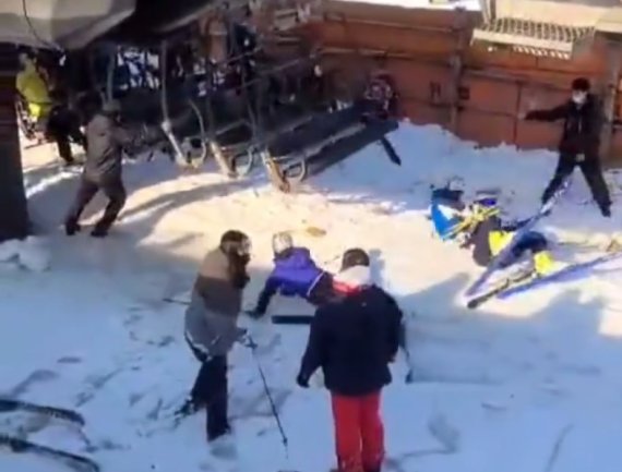 22일 오후 경기 포천 베어스타운 리프트가 역주행하는 사고가 발생했다. 이번 사고로 리프트에서 자력으로 탈출하거나 떨어지는 등 50여명의 부상자가 발생한 것으로 알려졌다. 또한 리프트가 멈춰 수십여명이 1시간여 동안 공중 리프트에 고립됐던 것으로 전해졌다. 사진은 이날 사고 당시 모습.(SNS 캡처) 2022.1.22/뉴스1 © News1 민경석 기자
