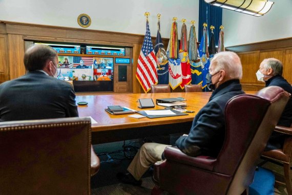 조 바이든 미국 대통령(가운데)이 22일(현지시간) 미 메릴랜드주 캠프 데이비드 대통령 별장에서 러시아와 우크라이나 문제를 논의하고 있다.로이터뉴스1