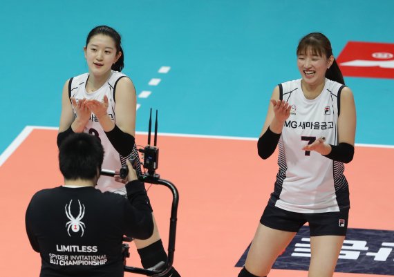 23일 오후 광주광역시 페퍼 스타디움에서 열린 프로배구 ‘도드람 2021~2022 V-리그 올스타전’에서 득점에 성공한 V-STAR팀 이다현과 이주아가 춤을 추고 있다. 2022.1.23/뉴스1 © News1 이재명 기자