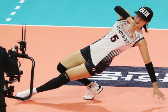 23일 오후 광주광역시 페퍼 스타디움에서 열린 프로배구 ‘도드람 2021~2022 V-리그 올스타전’에서 득점에 성공한 V-STAR팀 정지윤이 춤을 추고 있다. 2022.1.23/뉴스1 © News1 이재명 기자