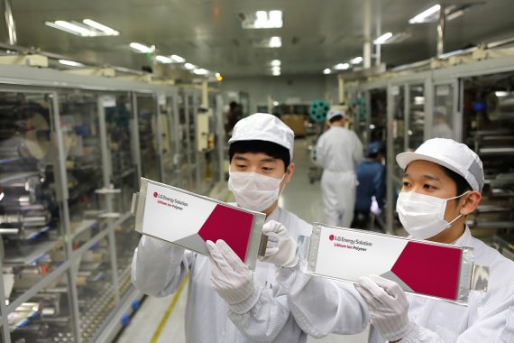 LG에너지솔루션 직원들이 오창 전기차 배터리 공장 생산라인에서 제품을 점검하고 있다. LG에너지솔루션 제공