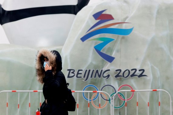 23일 중국 베이징에서 한 시민이 베이징 동계올림픽 중앙 프레스센터 주변을 지나고 있다.로이터뉴스1