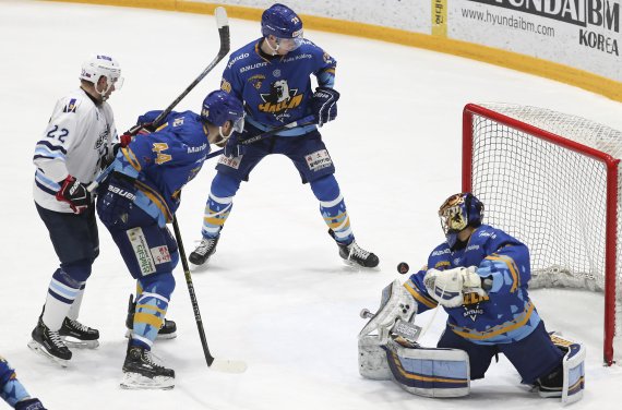 【안양=뉴시스】최진석 기자 = 24일 경기 안양빙상장에서 열린 '아이스하키 아시아리그 2018-2019 4강 플레이오프' 안양 한라와 사할린의 경기 3피리어드. 안양 한라 황현호 골리가 퍽을 막아내고 있다. 2019.02.24. myjs@newsis.com