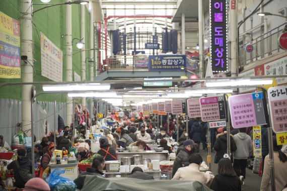 지난 23일 오전 12시쯤 대구 서문시장에서 손님들이 4000원 정도 가격의 칼국수 등으로 점심 한 끼 해결하고 있다. 2022.1.23/뉴스1 © News1