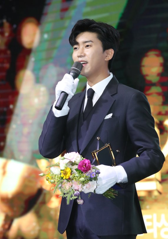 [서울=뉴시스] 조수정 기자 = 가수 임영웅이 15일 오후 서울 영등포구 글래드호텔여의도에서 열린 MTN 2020 방송광고페스티벌에서 CF스타상을 수상한 뒤 소감을 밝히고 있다. 2020.07.15. chocrystal@newsis.com