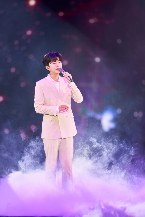 [서울=뉴시스] 7일 오후 서울 송파구 올림픽공원 체조경기장에서 열린 '내일은 미스터트롯' 서울 콘서트에서 가수 임영웅이 열창하고 있다. (사진=쇼플레이 제공) 2020.08.07. photo@newsis.com