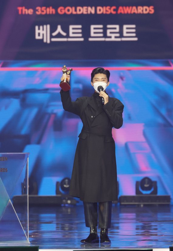 [서울=뉴시스]홍효식 기자 = 가수 임영웅이 지난 9일 오후 경기도 고양시 대화동 킨텍스에서 언택트로 열린 ’제35회 2021 골든디스크 어워즈 with 큐라프록스’ 디지털 음원 부문에서 베스트 트로트상을 수상한 후 소감을 밝히고 있다. (사진=골든디스크어워즈 사무국 제공) 2020.01.10. photo@newsis.com