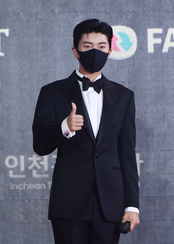 [서울=뉴시스] 추상철 기자 = 임영웅이 2일 오후 온라인 생중계로 열린 '2021 더팩트 뮤직 어워즈(TMA)' 레드카펫 행사에 참석해 포즈를 취하고 있다. (사진= 더팩트 뮤직 어워즈 제공) 2021.10.02. photo@newsis.com *재판매 및 DB 금지