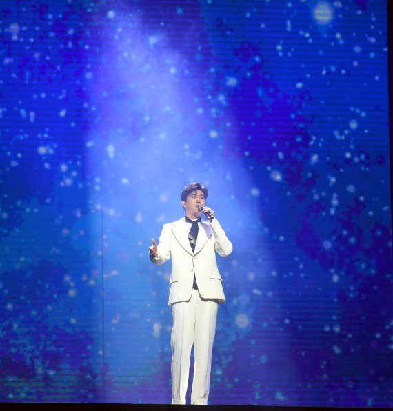[서울=뉴시스] 지난 23일 임영웅이 서울 고척 스카이돔에서 열린 '제31회 하이원 서울가요대상'에서 '별빛 같은 나의 사랑아'를 열창하고 있다. (사진=스포츠서울 제공) 2022.01.24. photo@newsis.com *재판매 및 DB 금지