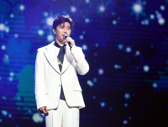 [서울=뉴시스] 지난 23일 임영웅이 서울 고척 스카이돔에서 열린 '제31회 하이원 서울가요대상'에서 '별빛 같은 나의 사랑아'를 열창하고 있다. (사진=스포츠서울 제공) 2022.01.24. photo@newsis.com *재판매 및 DB 금지