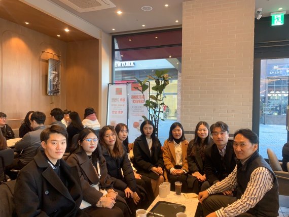 GS ITM에 7명이 조기취업한 건양대학교 학생들이 지도교수와 함께 기념촬영한 모습(건양대학교 제공) ©뉴스1