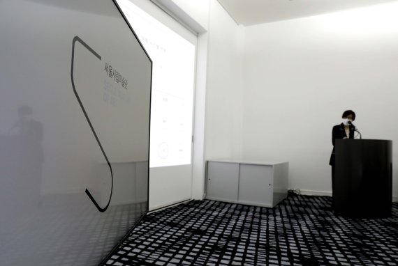 [서울=뉴시스] 박진희 기자 = 백지숙 서울시립미술관 관장이 24일 서울 중구 서울시립미술관 서소문본관에서 열린 신년 기자간담회에 참석하여 미슬관 신규 통합 MI 컨셉 및 디자인을 발표하고 있다. 2022.01.24. pak7130@newsis.com