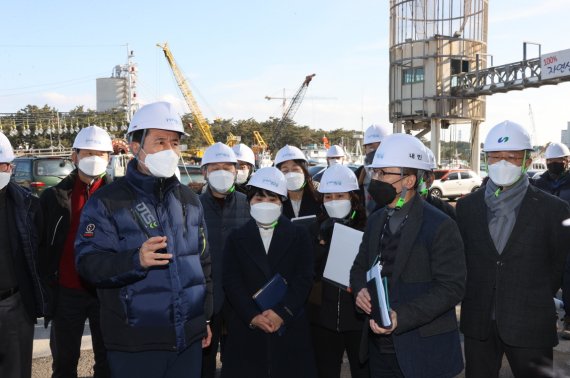 이강덕 경북 포항시장(왼쪽)이 24일 북구 포항구항에서 포항형 도시재생 뉴딜 사업 진행상황을 점검하고 있다. (포항시 제공)2022.1.24/© 뉴스1