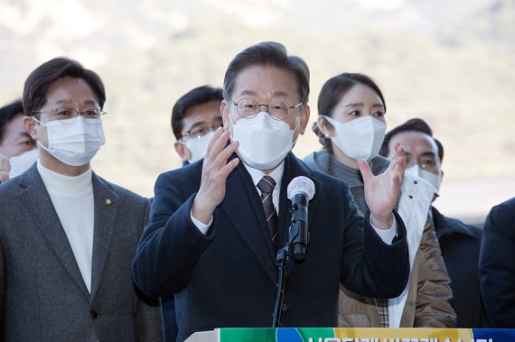 [서울=뉴시스] 국회사진기자단 = 이재명 더불어민주당 대선 후보가 21일 서울 은평한옥마을에서 글로벌 경제·문화 수도로 육성하기 위한 서울 지역 공약 발표를 마치고 취재진 질문에 답변하고 있다. 2022.01.21. photo@newsis.com