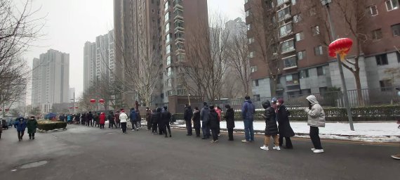 2022년 1월 23일 오후 중국 베이징 차오양구 왕징의 한 아파트에서 주민들이 코로나19 핵산검사를 받기 위해 순서를 기다라고 있다. 사진=정지우 특파원