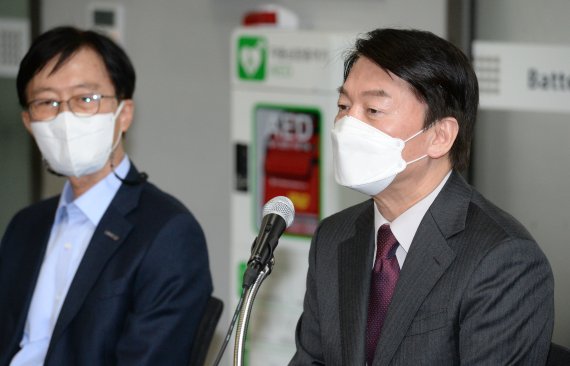 [울산=뉴시스] 배병수 기자 = 국민의당 안철수 대선후보가 24일 오후 울산 울주군 울산과학기술원 이차전지 산학연 연구센터를 방문해 학생들과 간담회에 앞서 인사말을 하고 있다. 2022.01.24. bbs@newsis.com /사진=뉴시스