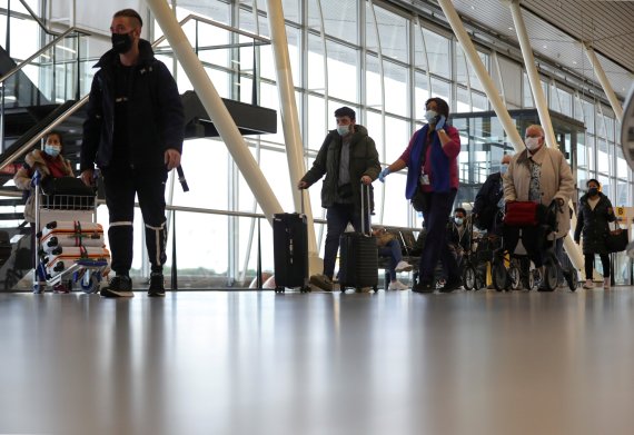 지난 2021년 11월27일(현지시간) 네덜란드 암스테르담 스키폴 공항에 여행객들이 지나다니고 있다. 2022.01.24/news1 © 로이터=뉴스1 © News1 김민수 기자