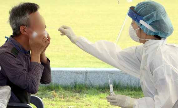 구미시 낙동강체육공원에 마련된 코로나19 임시선별진료소에서 한 시민이 '코로나19' 진단검사를 받고 있다. 사진=뉴스1