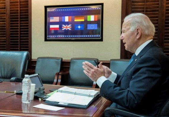 조 바이든 미국 대통령이 24일(현지시간) 워싱턴DC 백악관에서 유럽 정상들과 화상 회의를 하고 있다.로이터뉴스1