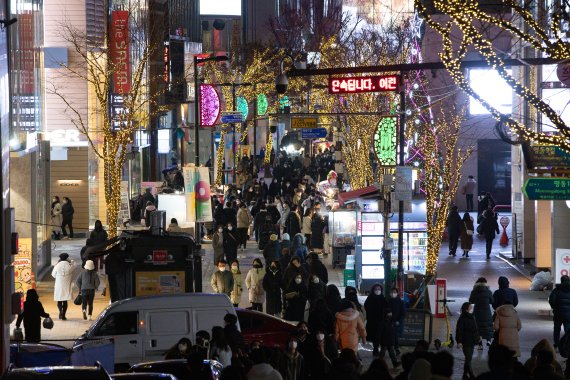 2021년 마지막 날인 12월 31일 서울 명동거리를 찾은 시민들. 2021.12.31/뉴스1 © News1 유승관 기자