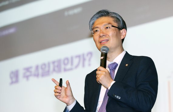 조정훈 "586, 독재타도 외치며 독재 배웠나..이제 퇴장할 시간"