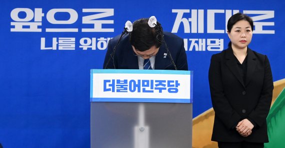 송영길 더불어민주당 대표가 25일 오전 서울 여의도 민주당사에서 긴급 기자회견에 앞서 인사하고 있다. 뉴스1.