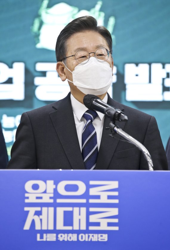 [포천=뉴시스] 국회사진기자단 = 이재명 더불어민주당 대선 후보가 25일 오전 경기 포천 농업기술센터에서 농업 공약을 발표하고 있다. 2022.01.25. photo@newsis.com