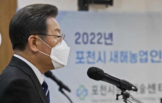 [포천=뉴시스] 국회사진기자단 = 이재명 더불어민주당 대선 후보가 25일 오전 경기 포천 농업기술센터에서 농업 공약을 발표하고 있다. 2022.01.25. photo@newsis.com