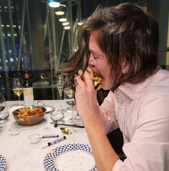 장발을 한 채 햄버거를 먹고 있는 정용진 신세계그룹 부회장. /사진=정용진 부회장 인스타그램