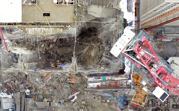 [광주=뉴시스] 신대희 기자 = 12일 오후 광주 서구 화정동 현대아이파크 건설현장, 공사 중에 외벽이 무너져 내려 내부 철골구조물 등이 드러나 있다. 현재 6명이 소재불명 상태이지만 구조물 안정성이 확보되지 않아 수색에도 난항을 겪고 있다. 2022.01.12. sdhdream@newsis.com