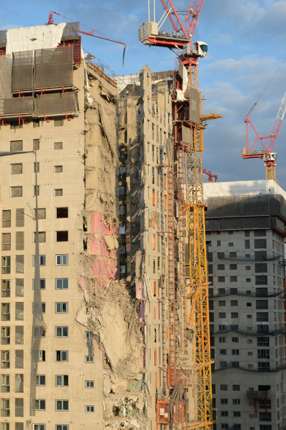 [광주=뉴시스] 변재훈 기자 = 15일 오후 광주 서구 화정동 현대산업개발 신축 아파트 붕괴 사고 현장에서 중장비를 동원한 수색 작업이 펼쳐지는 가운데 201동 23~38층 바닥슬래브와 외벽이 무너져 내려있다. 건물과 연결된 타워 크레인은 수직에서 15도 가량 기울어져 있다. 지난 11일 사고 발생 이후 닷새째를 맞이한 이날까지 1명이 숨지고 5명이 실종됐다. 2022.01.15. wisdom21@newsis.com