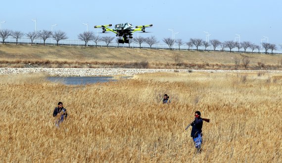 지난 2022년 1월 25일 인천 중구 영종도 조류 서식지에서 인천공항 조류퇴치 전담팀원들이 버드 스트라이크(조류 충돌)을 막기 위해 조류 퇴치 시연을 하고 있다.뉴시스