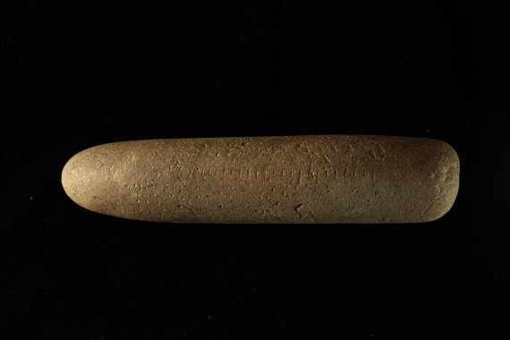 국내 대표 선사 유적지인 충북 단양 수양개 6지구에서 발굴된 구석기 유물 '돌 자'.(한국선사문화연구원 제공).2022.1.25/© 뉴스1