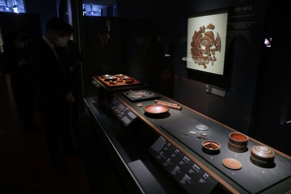 [서울=뉴시스] 박진희 기자 = 국립중앙박물관이 20일 서울 용산구 국립중앙박물관에서 '漆, 아시아를 칠하다' 특별전 언론공개회를 하고 있다. 2021.12.20. pak7130@newsis.com