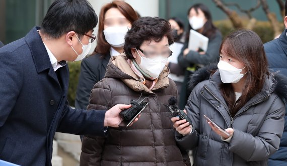 불법 요양병원을 운영하며 수십억원대 요양급여를 부정수급한 혐의로 재판을 받고 있는 윤석열 국민의힘 대선 후보의 장모 최모씨가 25일 서울 서초구 서울고법에서 열린 항소심 선고공판을 마친 후 이동하고 있다. 서울고법 형사5부(부장판사 윤강열)는 특정경제범죄 가중처벌 등에 관한 법률 위반(사기 등) 혐의로 기소된 최모(74)씨에게 1심 유죄 판단을 뒤집고 무죄를 선고했다. /사진=뉴시스