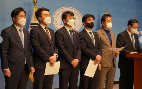 이재명 더불어민주당 후보 측근인 '7인회'가 24일 임명직을 맡지 않겠다는 선언을 하고 있다. 왼쪽부터 김영진·김남국·문진석·김병욱·임종성·정성호 의원. 사진=뉴스1