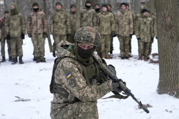 러시아의 우크라이나 침공 위기감이 고조되고 있다. 22일(현지시간) 우크라이나 키예프의 한 공원에서 조교가 육군의 자원군 부대인 우크라이나 국토방위군 대원들을 훈련하고 있는 모습. 사진=AP뉴시스
