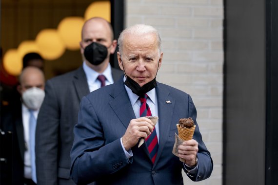 조 바이든 미국 대통령이 25일(현지시간) 미 워싱턴 인근의 한 아이스크림 가게 문을 나서고 있다.AP뉴시스