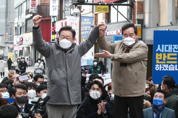 이재명 더불어민주당 대선 후보와 이낙연 전 대표가 25일 오후 경기 매타버스(매주 타는 민생 버스) 사흘째를 맞아 경기도 의정부시 행복로 시민광장을 찾아 시민들에게 인사하고 있다. 2022.1.25/뉴스1 © News1 국회사진취재단 /사진=뉴스1