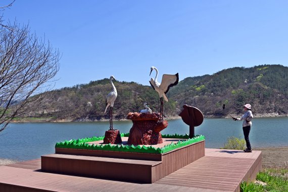 충북 옥천군이 대청호반을 따라 조성한 향수호수길 황새터. © 뉴스1