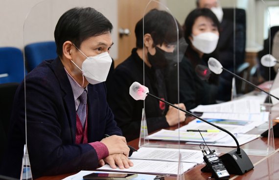 황성운 문화체육관광부 미디어정책국장이 30일 오후 서울 종로구 정부서울청사 별관에서 열린 한국언론진흥재단 열독률 조사 결과 관련 간담회에서 발언을 하고 있다.2021.12.30/뉴스1 © News1 송원영 기자