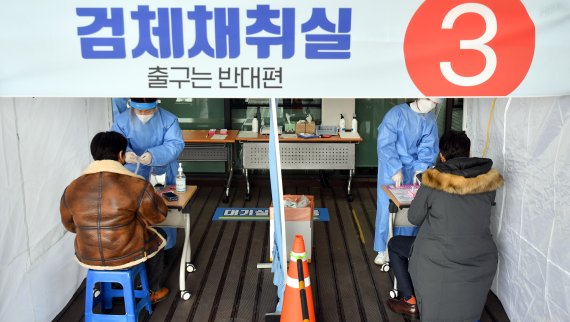 코로나19 오미크론 변이바이러스 급증으로 광주지역 검사방식이 고위험군 중심으로 변경된 오늘 26일 광주 서구 선별진료소 옆에 설치된 '신속항원검사소'에서 검사자가 자가검사키트를 이용해 스스로 검사 한 뒤 대기하고 있다.<div id='ad_body3' class='mbad_bottom' ></div> /사진=뉴시스