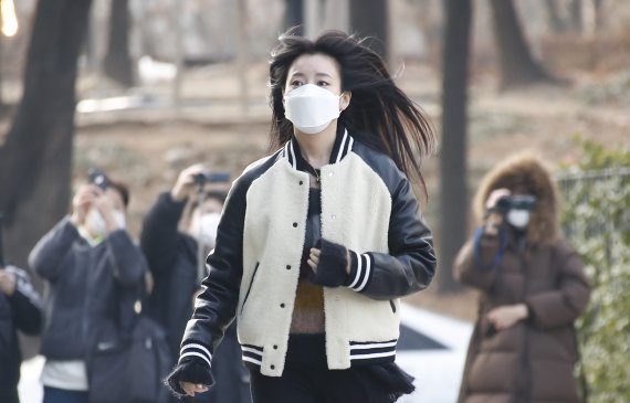 배우 한효주가 26일 서울 양천구 목동 SBS에서 진행된 파워FM '박하선의 씨네타운' 생방송 출연을 위해 방송국으로 들어서고 있다. © News1 권현진 기자