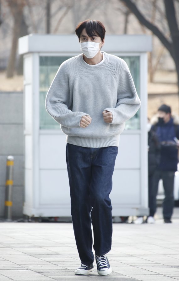 배우 이광수가 26일 서울 양천구 목동 SBS에서 진행된 파워FM '박하선의 씨네타운' 생방송 출연을 위해 방송국으로 들어서고 있다. © News1 권현진 기자