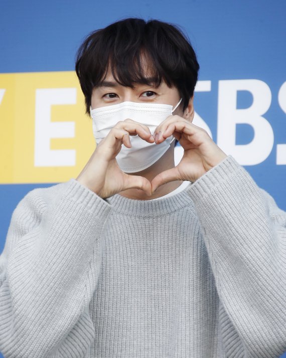 배우 이광수가 26일 서울 양천구 목동 SBS에서 진행된 파워FM '박하선의 씨네타운' 생방송 출연을 위해 방송국으로 들어서며 하트를 그리고 있다. © News1 권현진 기자