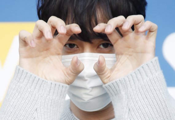 배우 이광수가 26일 서울 양천구 목동 SBS에서 진행된 파워FM '박하선의 씨네타운'에 참석해 호랑이 포즈를 취하며 새해 인사를 전하고 있다. © News1 권현진 기자