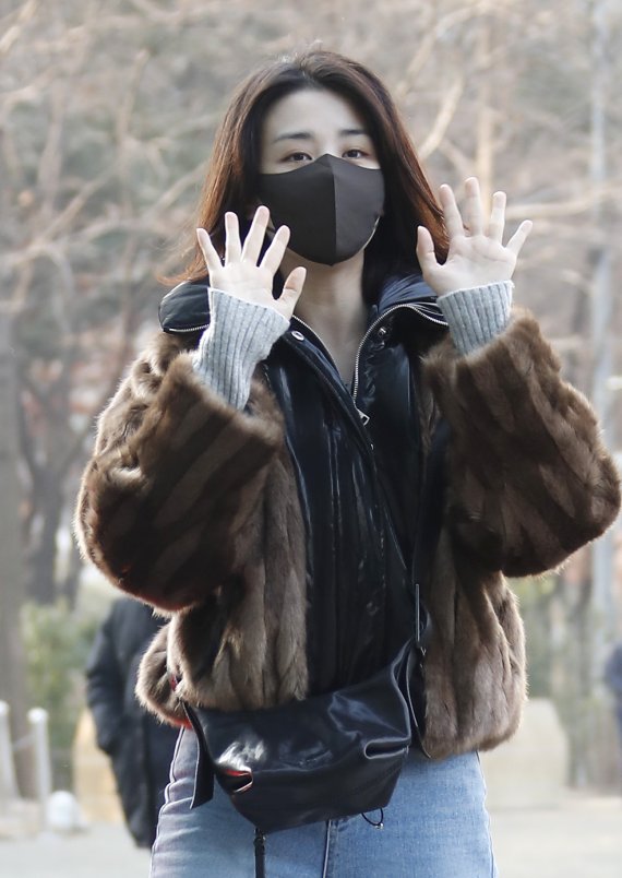 배우 박하선이 26일 서울 양천구 목동 SBS에서 진행된 파워FM '박하선의 씨네타운' 생방송 출연을 위해 방송국으로 들어서며 사랑스러운 인사를 하고 있다. © News1 권현진 기자