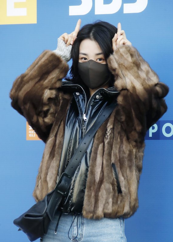 배우 박하선이 26일 서울 양천구 목동 SBS에서 진행된 파워FM '박하선의 씨네타운' 생방송을 위해 방송국으로 들어서며 인사를 하고 있다. © News1 권현진 기자