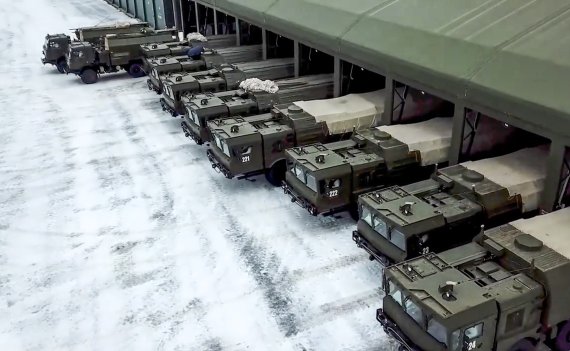 러시아군의 이스칸데르 미사일 발사대와 지원차량들이 지난 25일(현지시간) 모스크바에서 군사훈련에 투입될 준비를 하고 있다. AP뉴시스